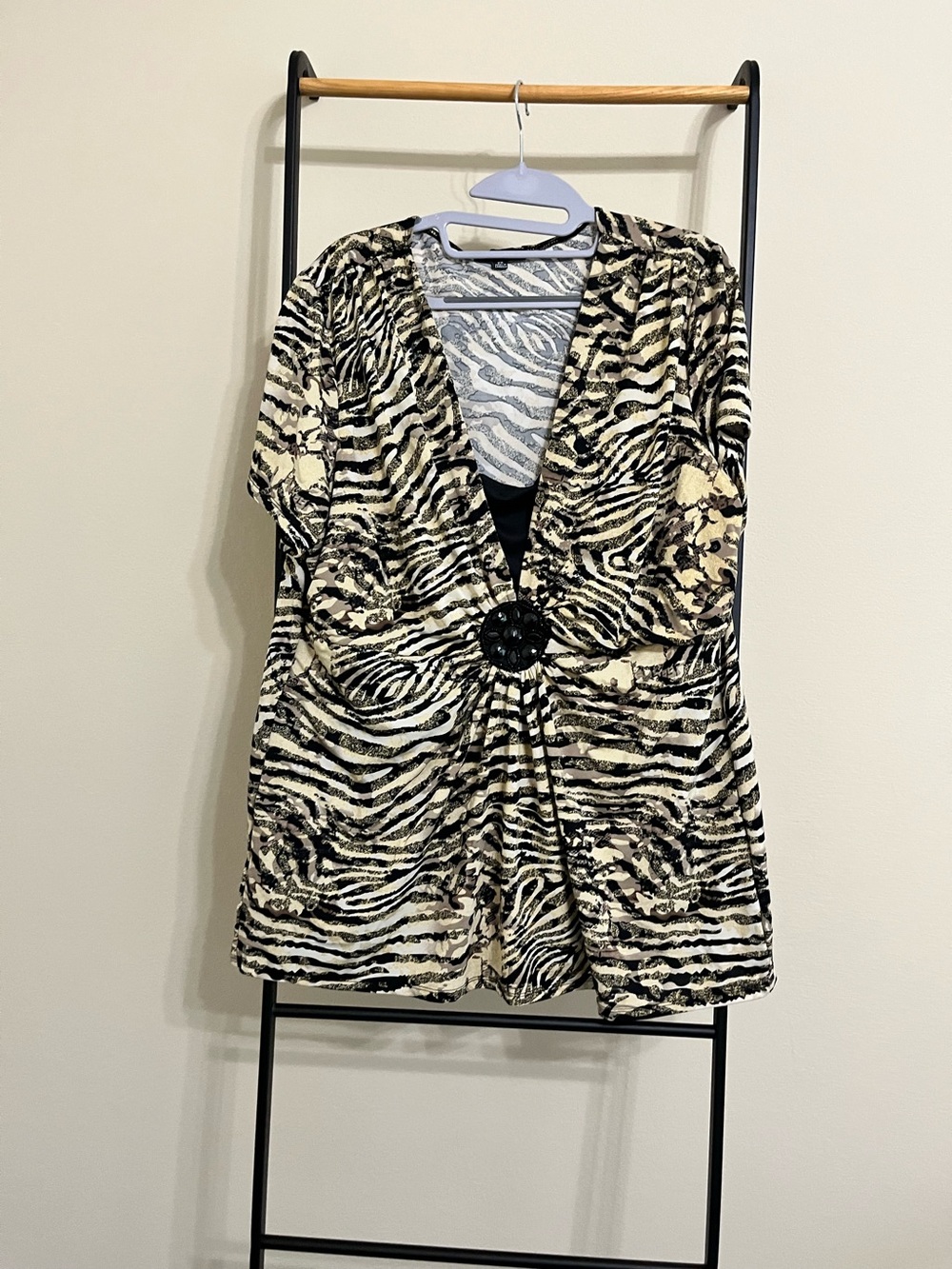 Notations Woman 2X Zebra Animal Print Tunic Blouse V-Neck Center Brooch